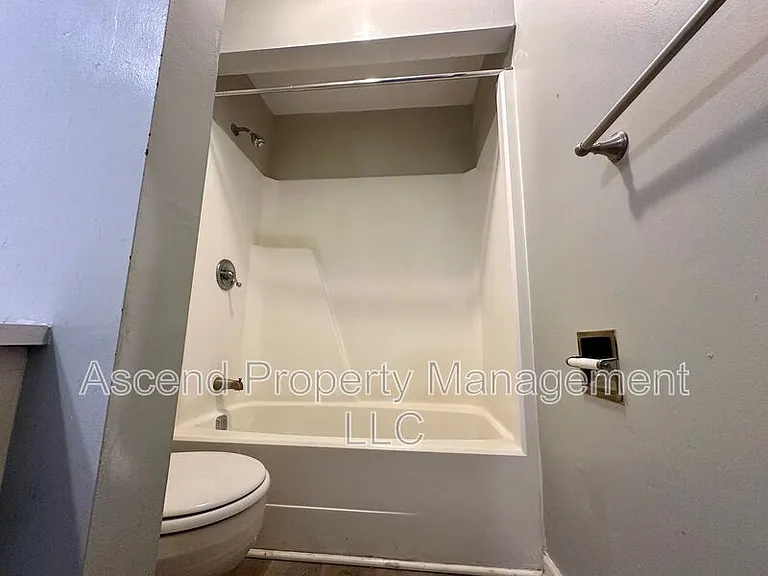 2410 Lyndon Ave #8 — Photo 9