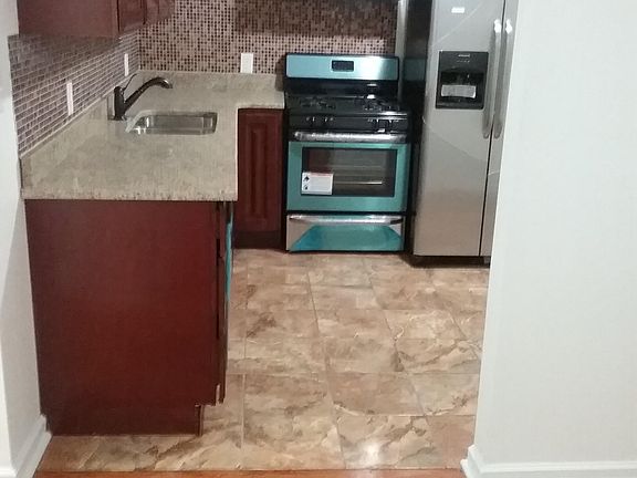 3rd image of 544 Broughton Ave #2