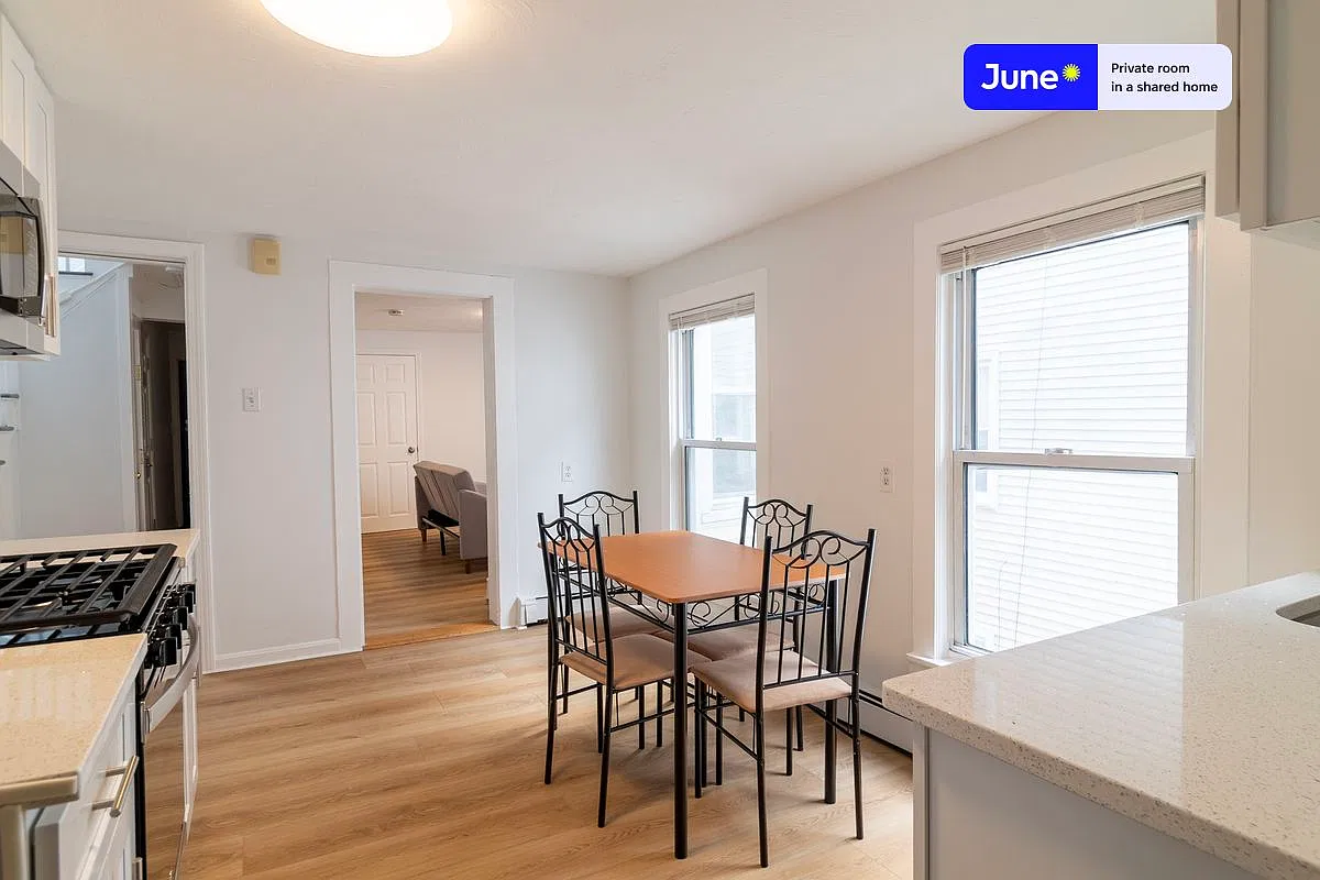 Queen bedroom in 4 bed/4 bath home in East Cambridge #1786 D — Photo 4