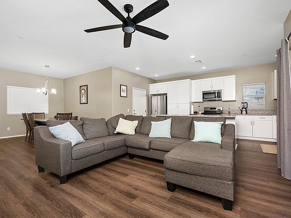 5th image of 475 W Camellia Way