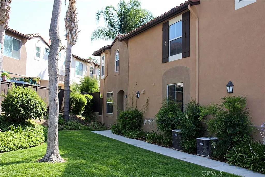 3 bed, 2.5 bath, 1387 sqft, $2,700 — Photo 1