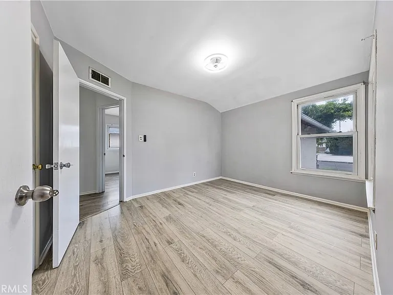 6943 Nagle Ave — Photo 4