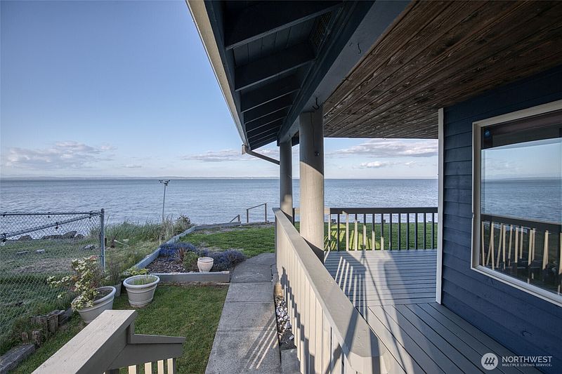 3rd image of 841 Bay View Court SE