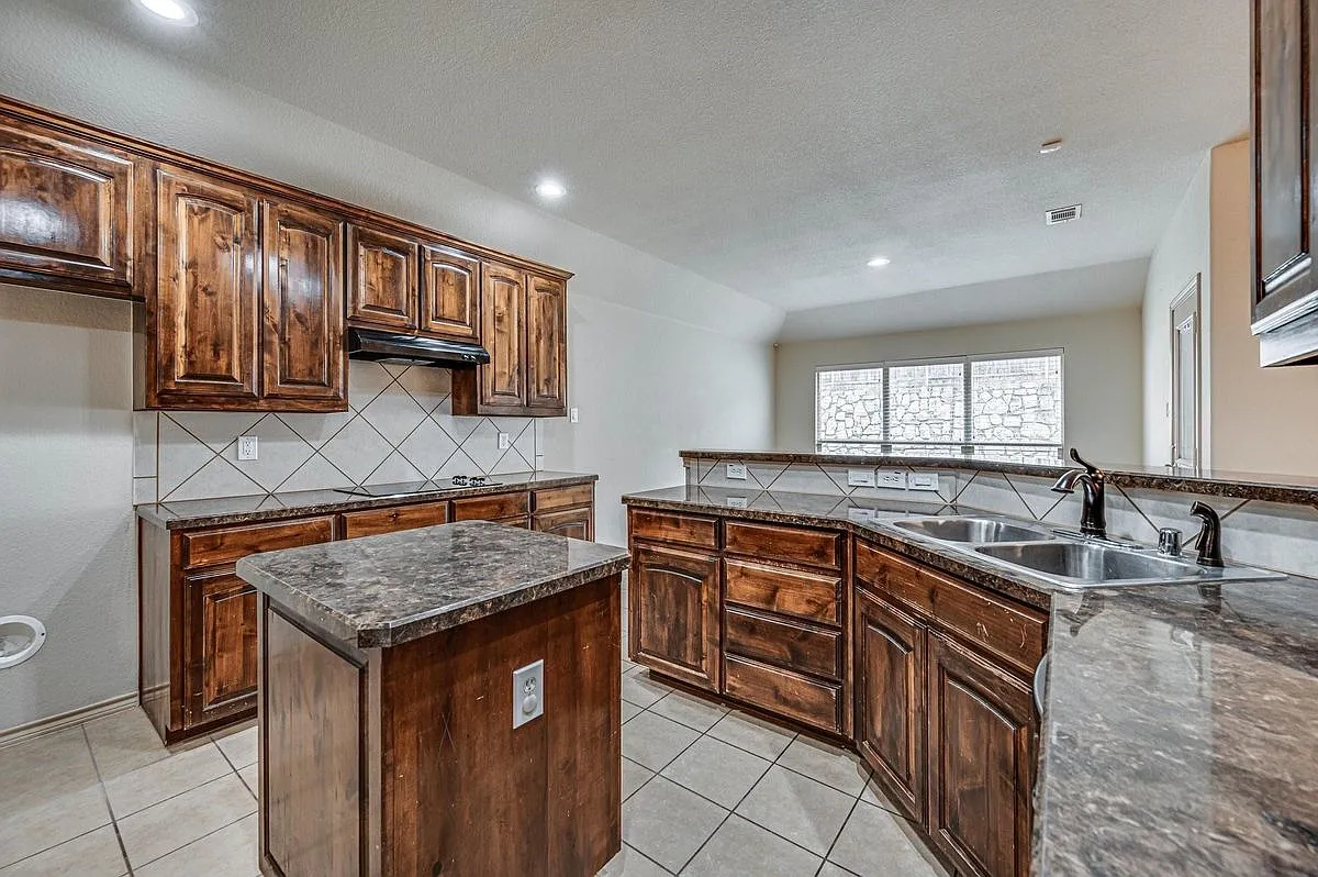 3 bed, 2.0 bath, 1806 sqft, $2,400 — Photo 1