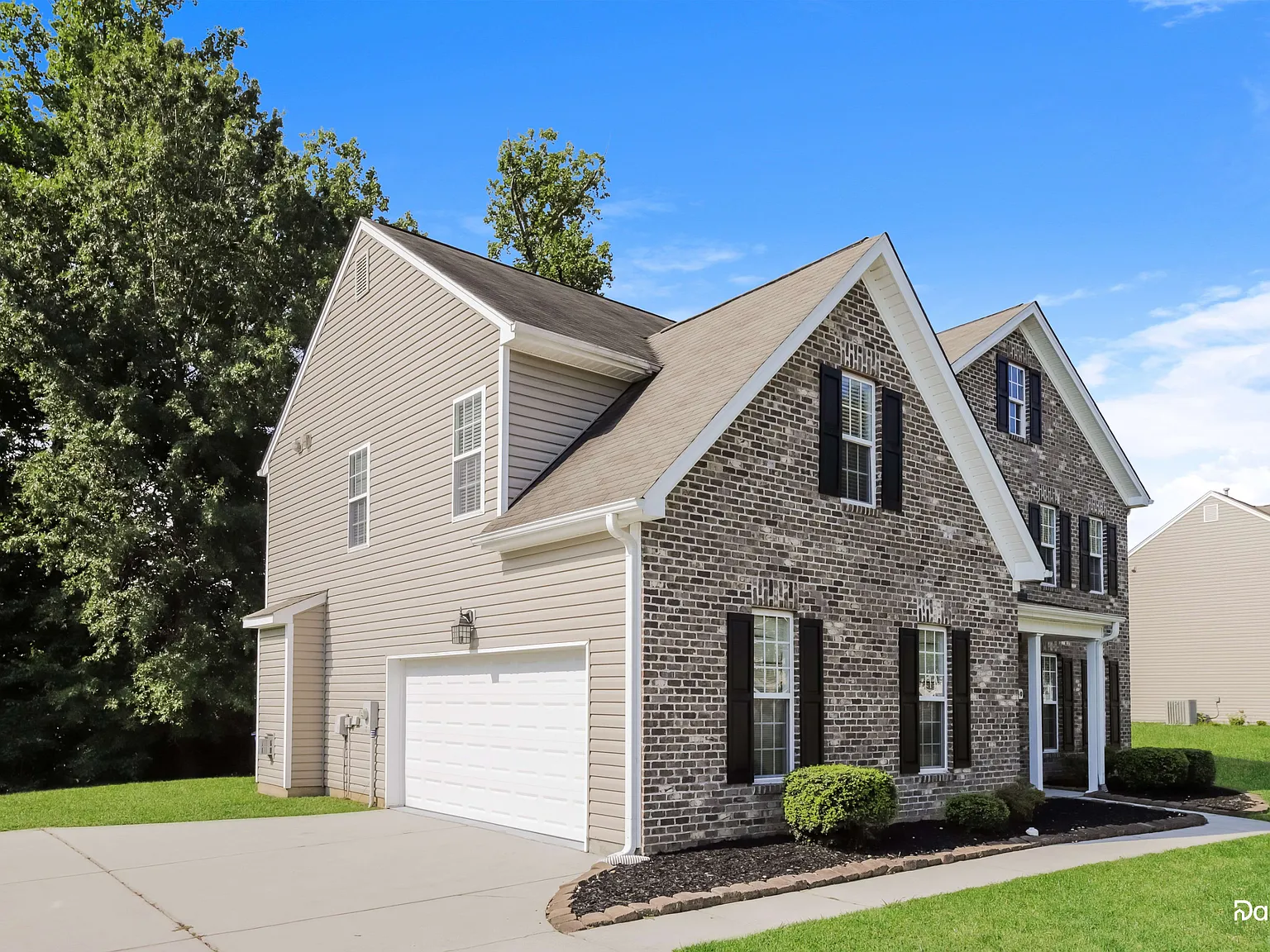 4 bed, 2.5 bath, 2758 sqft, $2,250 — Photo 2