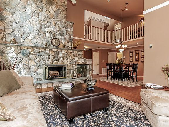 4th image of 18 Lounsbury Dr
