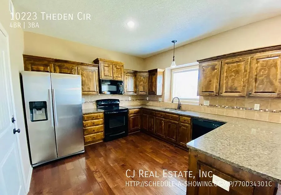 4 bed, 2.5 bath, $2,450 — Photo 3