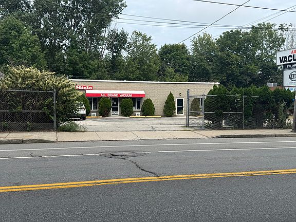 3rd image of 829 Forest Avenue
