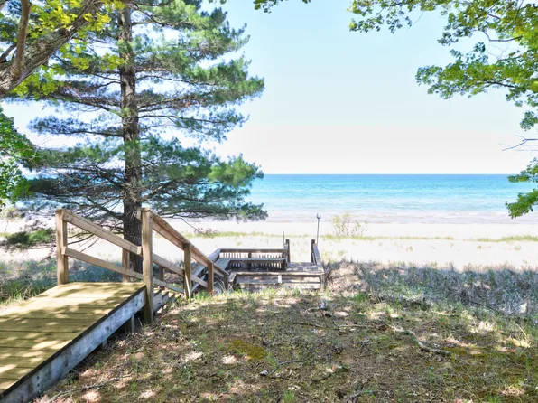 5321 Lake Breeze Dr, Pentwater, MI 49449