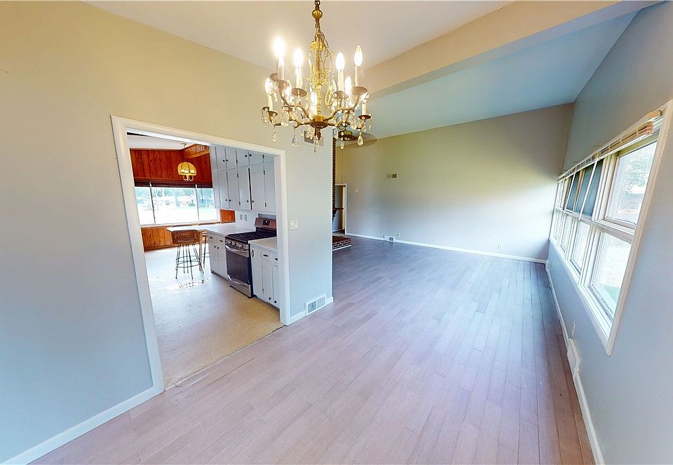 13th image of 1635 Robinson St
