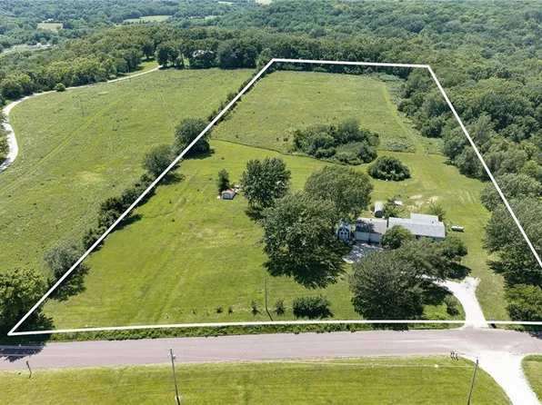 20701 219th St, Tonganoxie, KS 66086