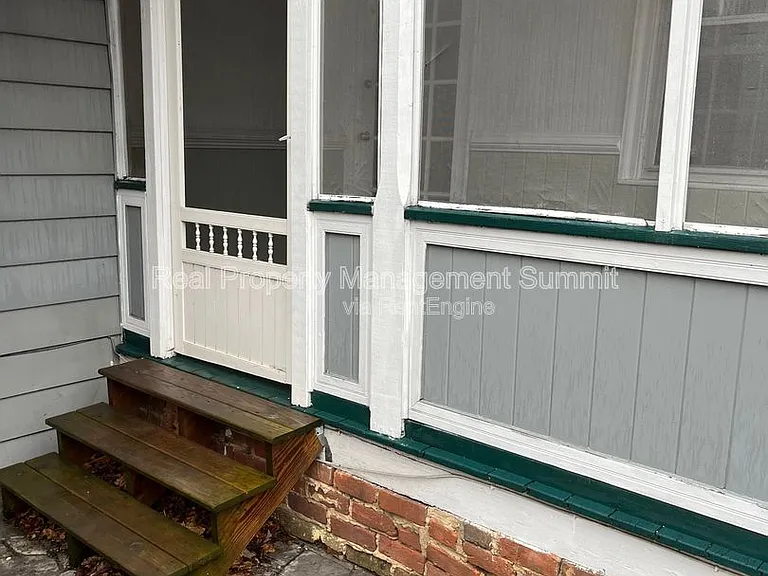 401 N Augusta St #B — Photo 13