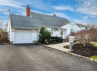 16 Roosevelt St, Islip Terrace, NY 11752
