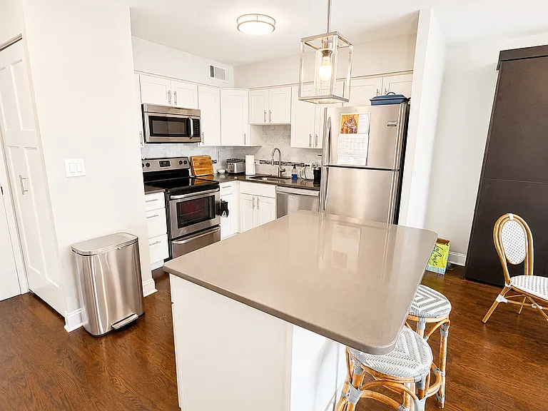 30 E Elm St #21C — Photo 7