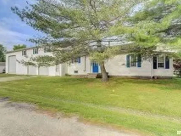 1315 W England St, Taylorville, IL 62568