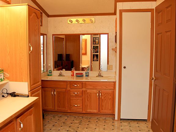 3rd image of 111 Melinda Ln