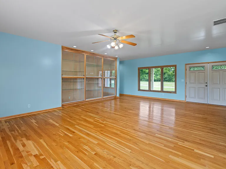 1221 Hawthorne Ln — Photo 5