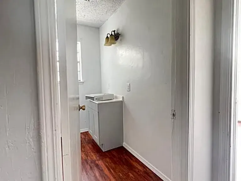 233 S Draper Ave — Photo 5