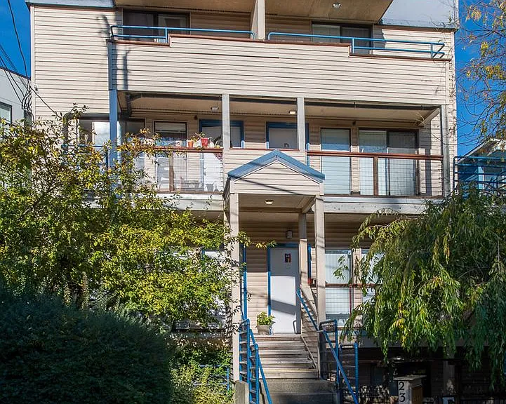Great location in the vibrant Capitol Hill neighborhood! — Photo 1