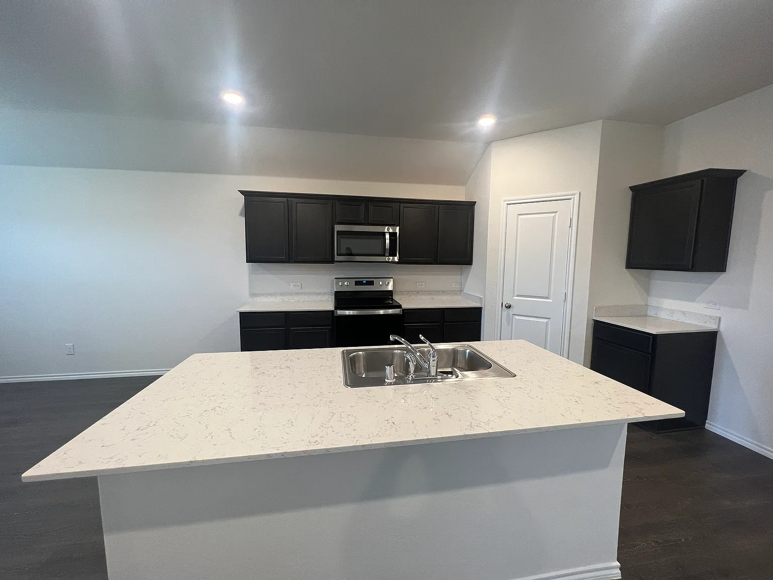 4 bed, 2200 sqft, $950 — Photo 3