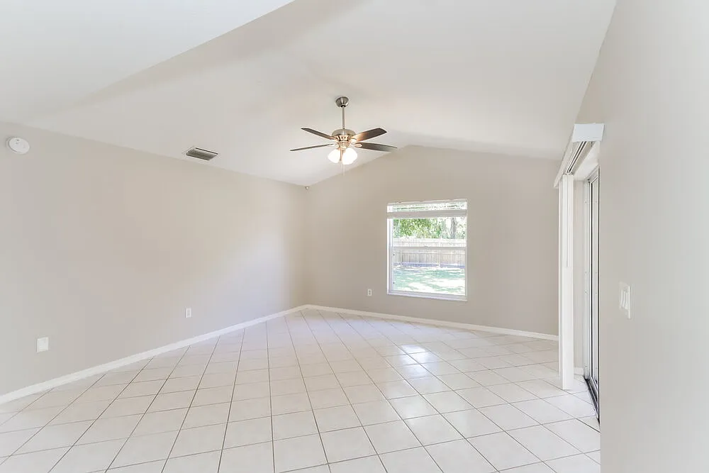 3 bed, 2.0 bath, 1607 sqft, $4,160 — Photo 4