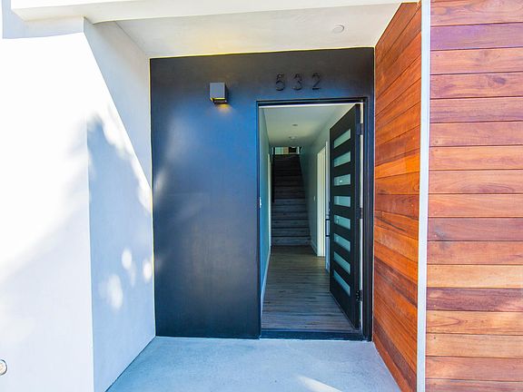 2nd image of 532 N Serrano Ave #532