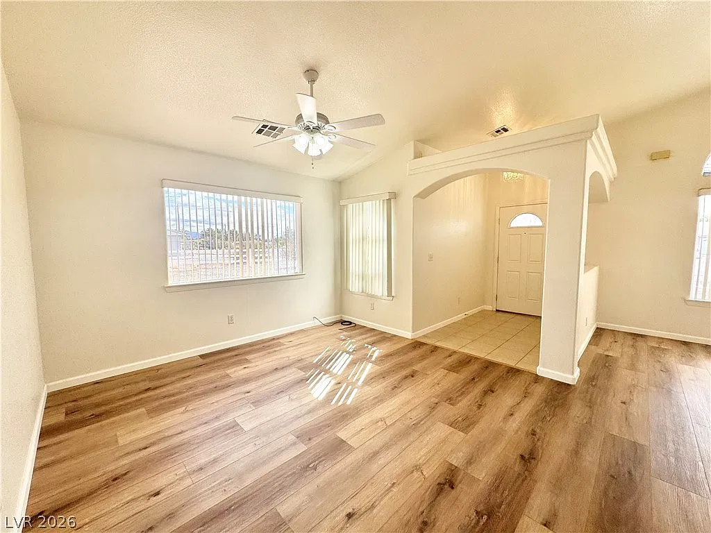 3 bed, 2.0 bath, 1722 sqft, $1,995 — Photo 3