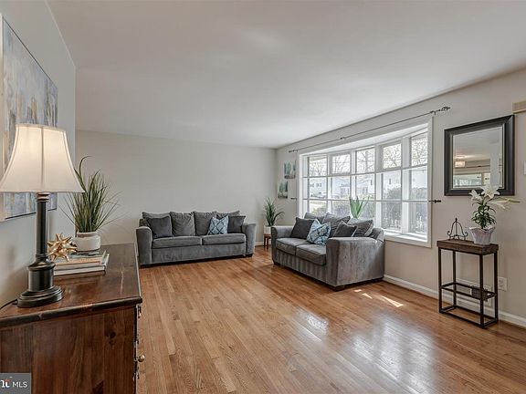 5th image of 4921 Arbutus Ave
