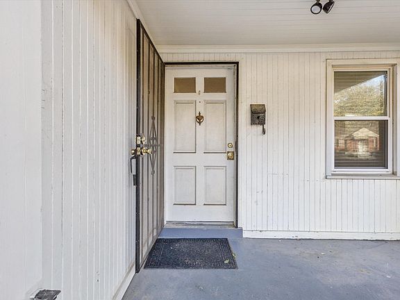 3rd image of 1110 Robin Hood Ln