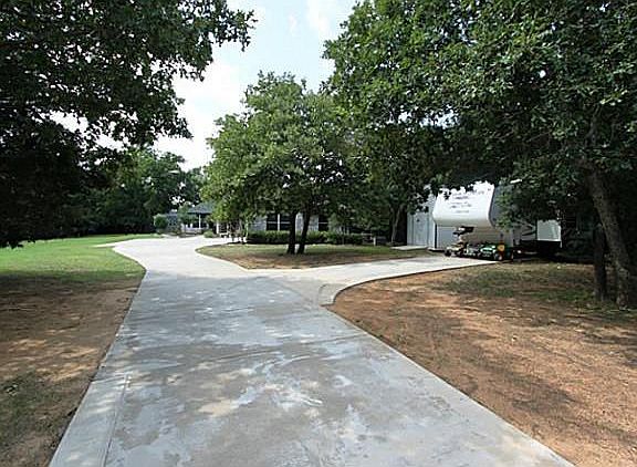 3rd image of 651 Oak Hill Ct