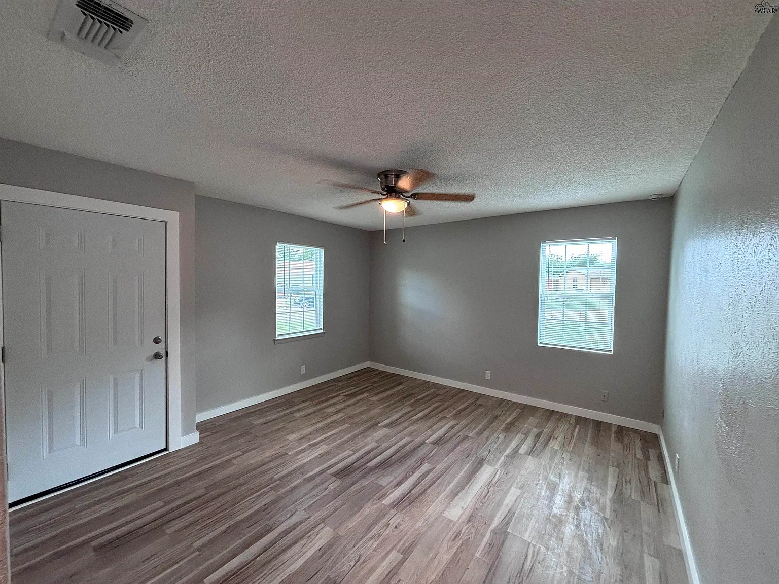 3 bed, 1.0 bath, 967 sqft, $1,200 — Photo 4
