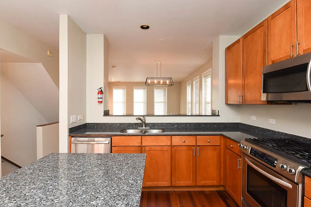 2 bed, 2.5 bath, 2200 sqft, $4,500 — Photo 3
