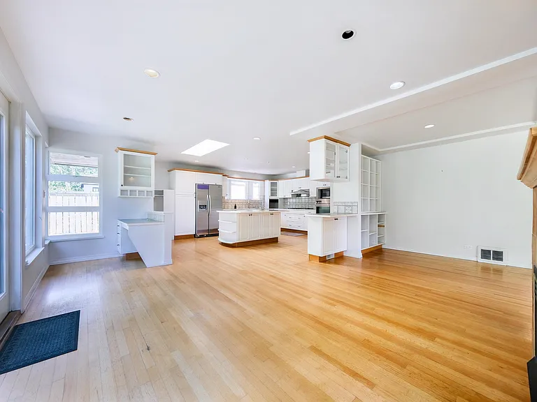 3775 Emerald Dr — Photo 20