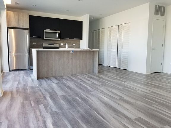 2nd image of 2533 W Fullerton Ave #2BR