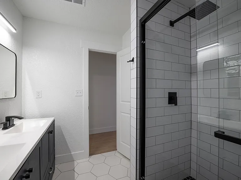 204 W 36th St #2 — Photo 22