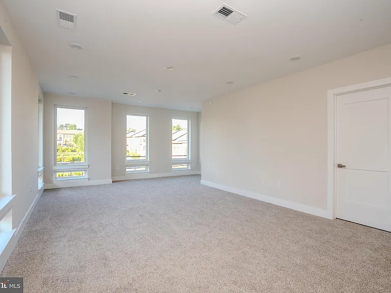 112 Village Dr — Photo 25