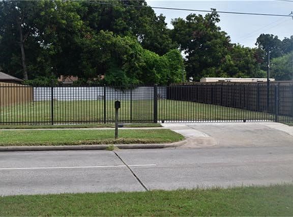 2nd image of 874 N Victory Dr