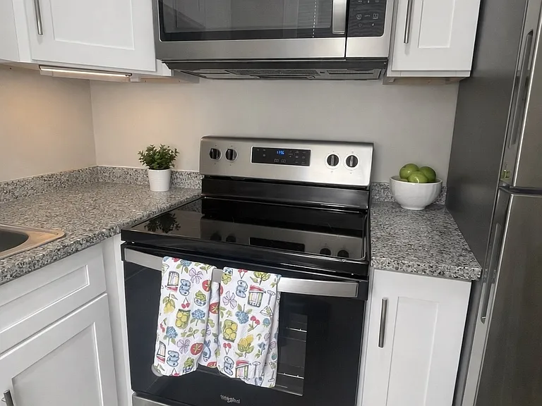 1164 Lonsdale Ave #2 — Photo 9