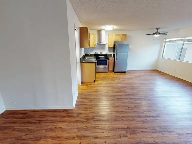 Wilshire Regency Apts. — Photo 9