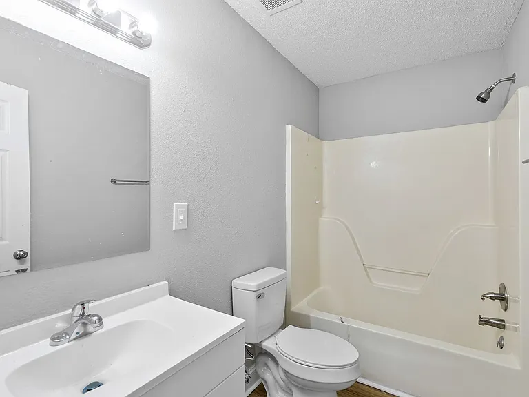 Pineview Apartments — Photo 17