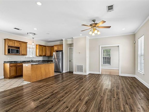 2nd image of 804 N Woodlawn Ave