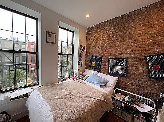 1st image of 418 Melrose St APT 3L