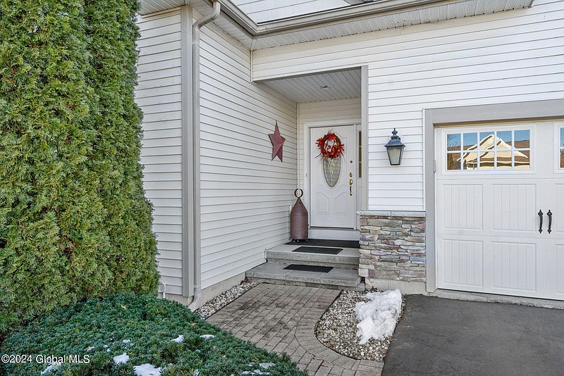 3rd image of 31 Hampton Circle