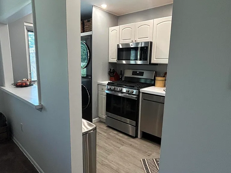204 Manor E — Photo 8