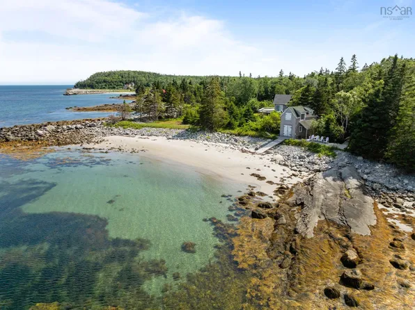 60 River Rd, Shelburne, NS B0T 1V0