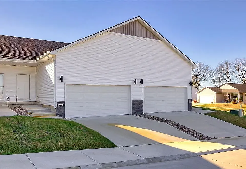 3 bed, 830 sqft, $1,950 — Photo 1