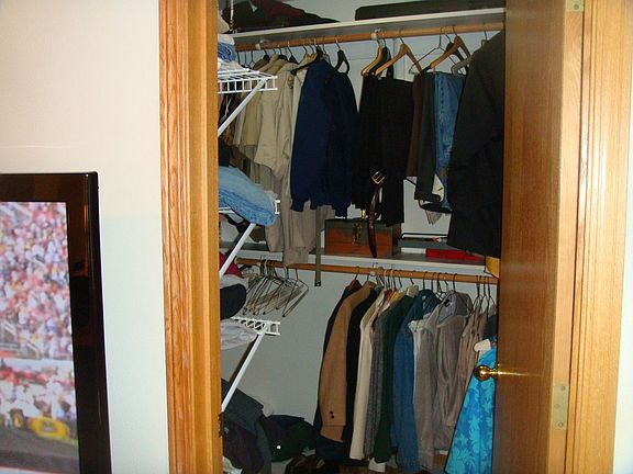 Master B/R walkin closet