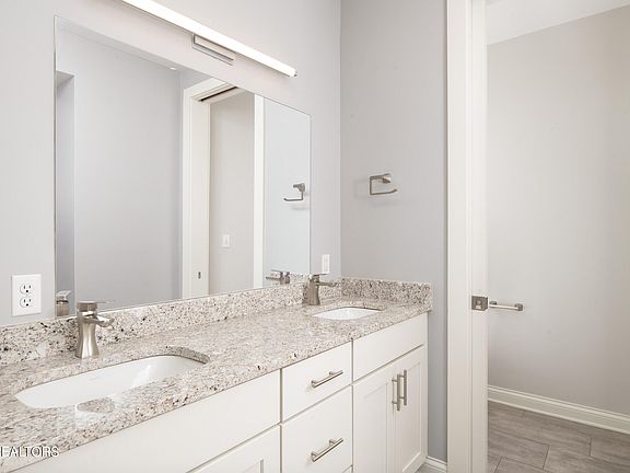 5th image of 115 Willow Ave #502