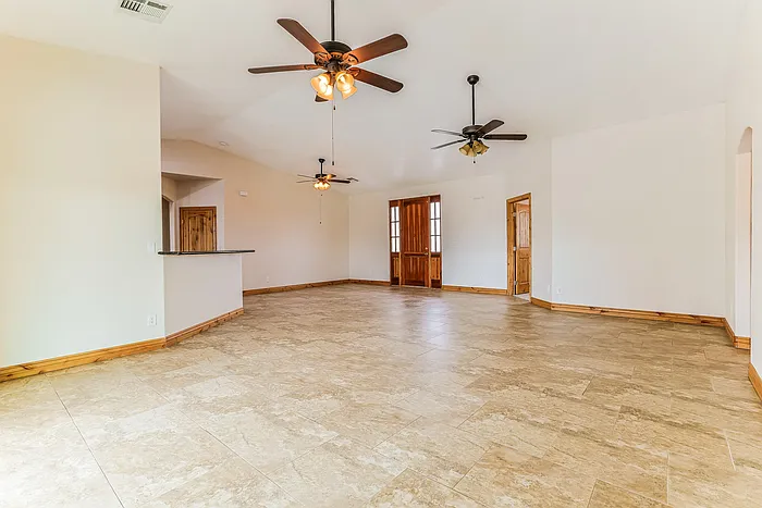 3 bed, 2.0 bath, 2133 sqft, $2,300 — Photo 4