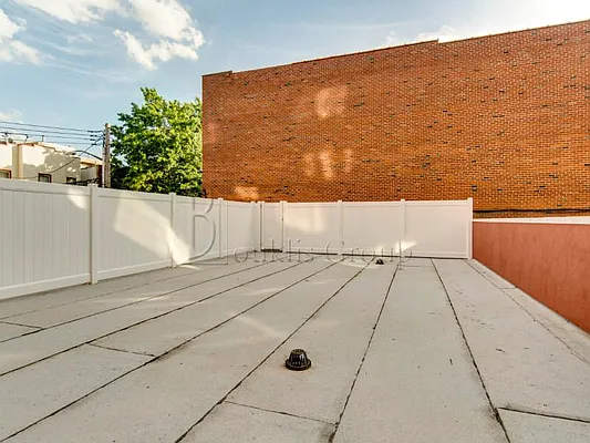 Rented by Bouklis Group | media 24